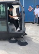 揚(yáng)子全封閉掃地車，客戶上門試機(jī)中！